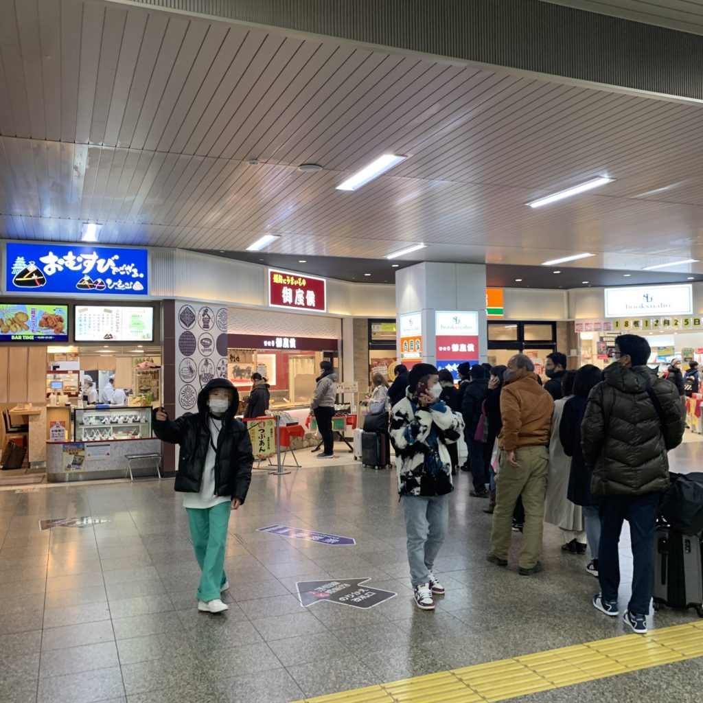姫路駅構内の行列